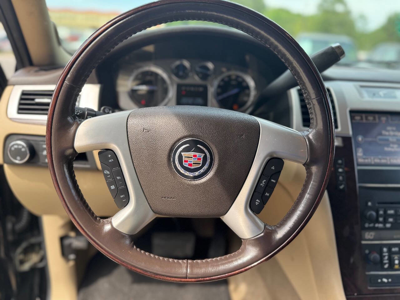 Used 2011 Cadillac Escalade Luxury AWD/4WD image 12