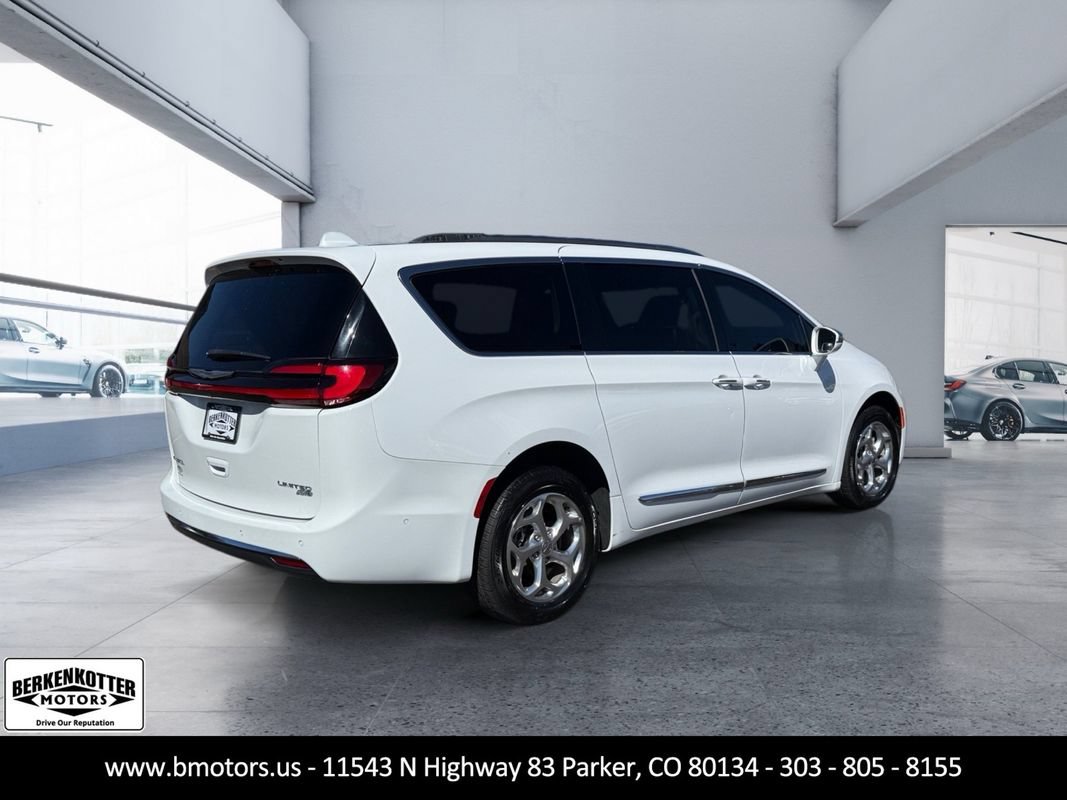 Used 2021 Chrysler Pacifica Limited AWD/4WD image 3