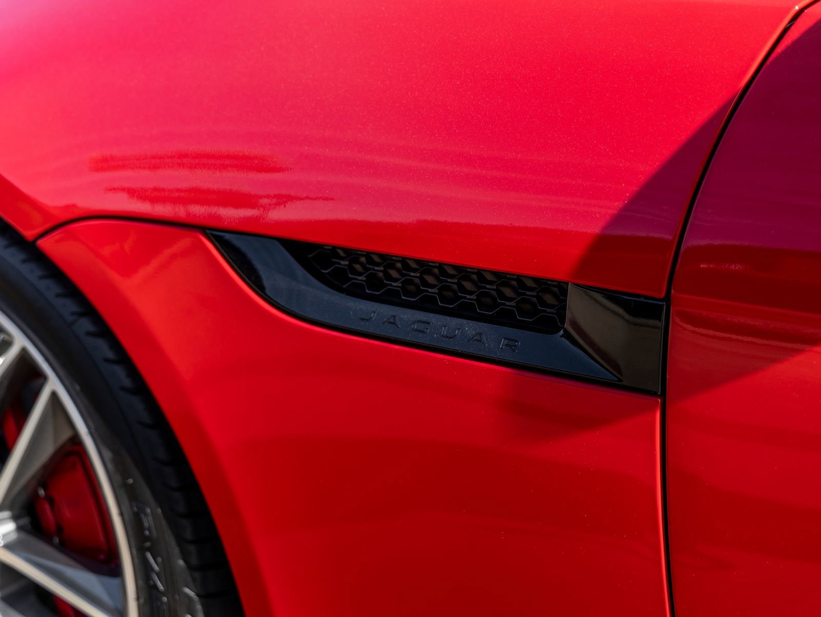 Used 2018 Jaguar F-TYPE R image 17