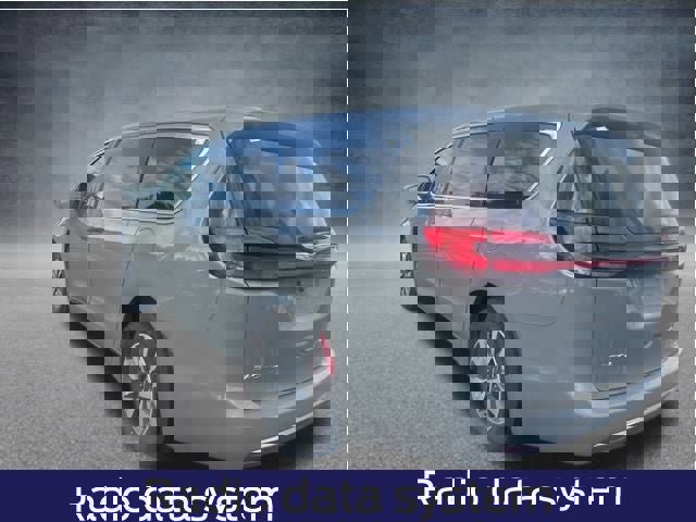 Used 2022 Chrysler Pacifica Touring-L image 10