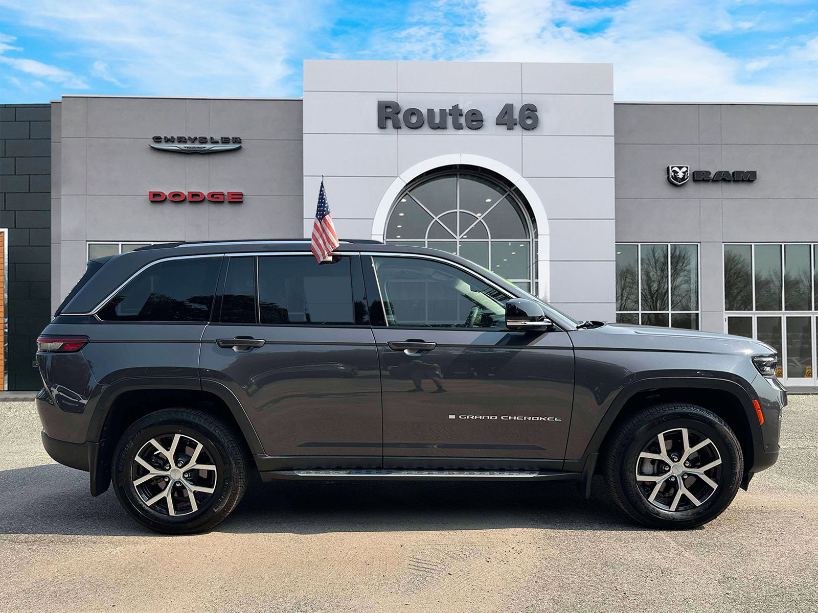Used 2023 Jeep Grand Cherokee Limited w/ Luxury Tech Group II AWD/4WD image 6