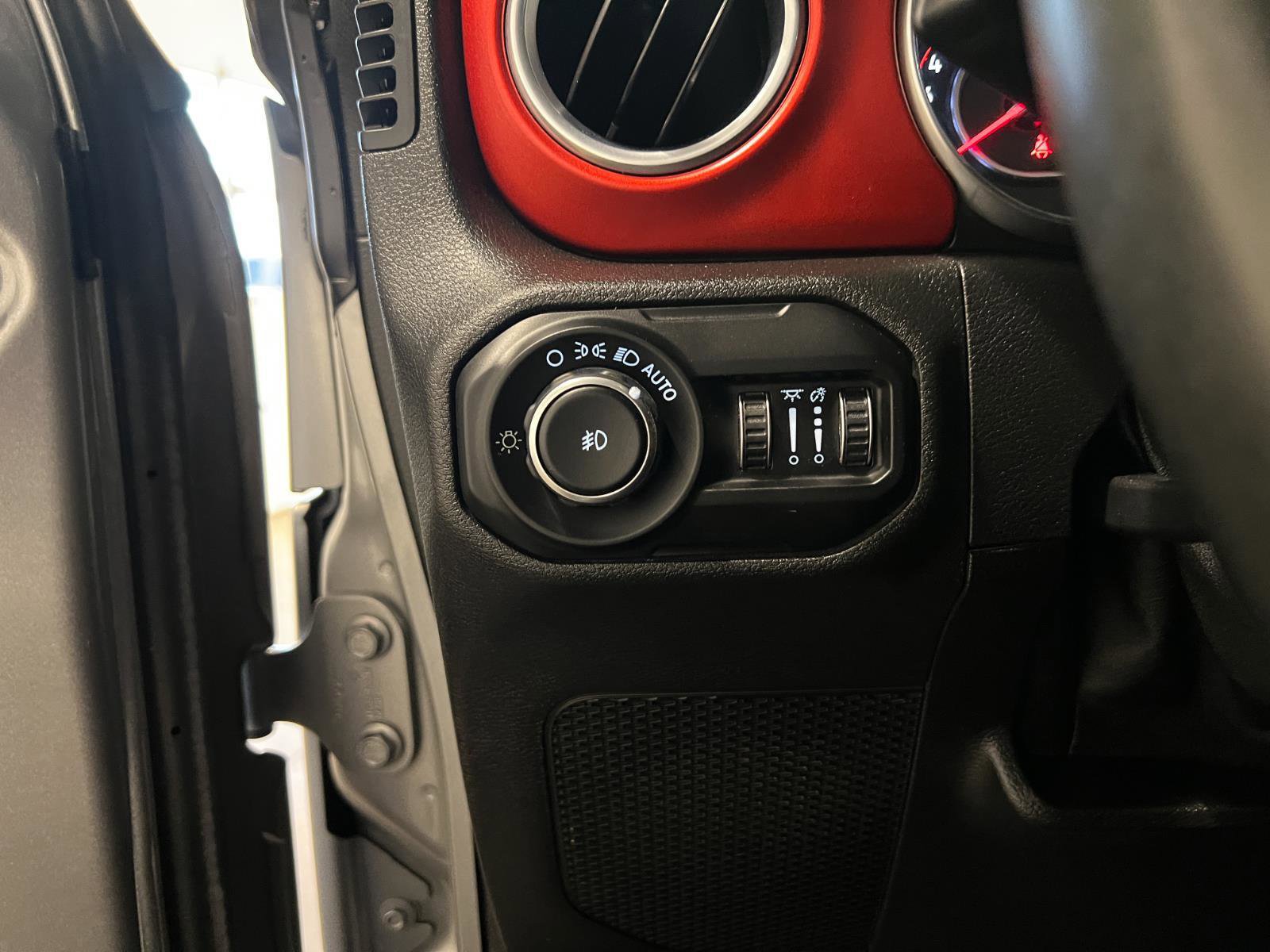 Used 2018 Jeep Wrangler Rubicon AWD/4WD image 15