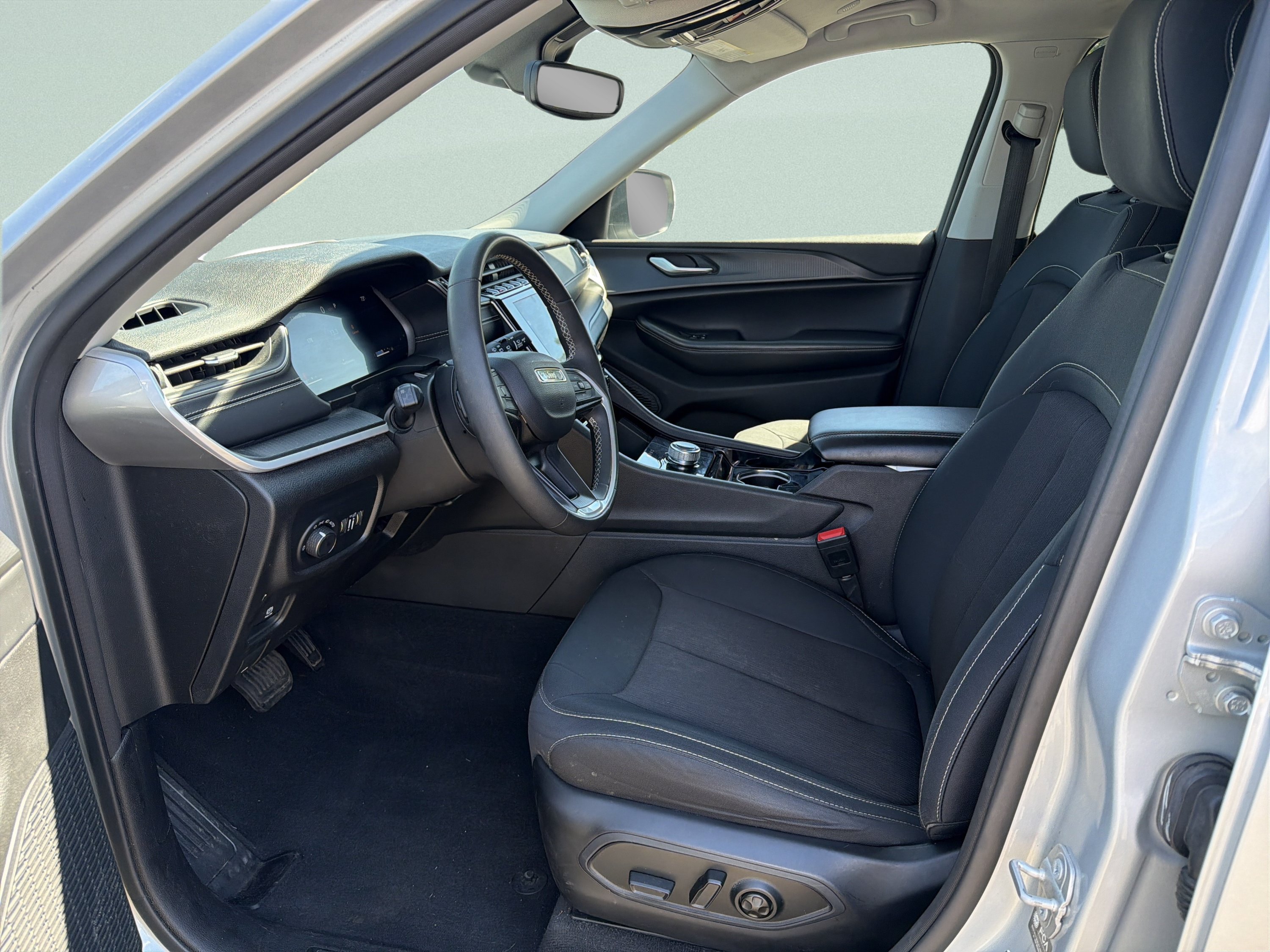 Used 2023 Jeep Grand Cherokee L Laredo w/ Luxury Tech Group I AWD/4WD image 15