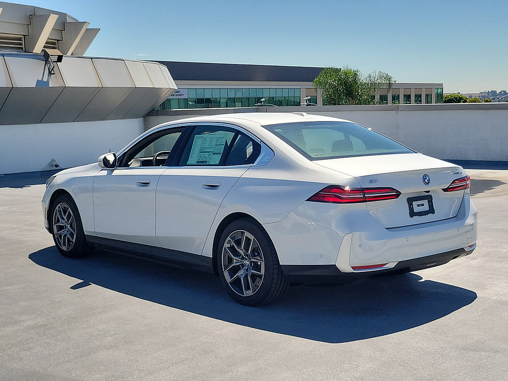 New 2026 BMW i5 eDrive40 w/ Convenience Package RWD image 2