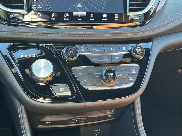 New 2026 Chrysler Pacifica Pinnacle w/ Trailer Tow Group FWD image 35