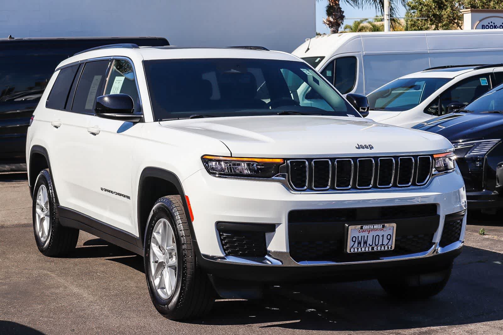 Used 2025 Jeep Grand Cherokee L Laredo RWD image 3