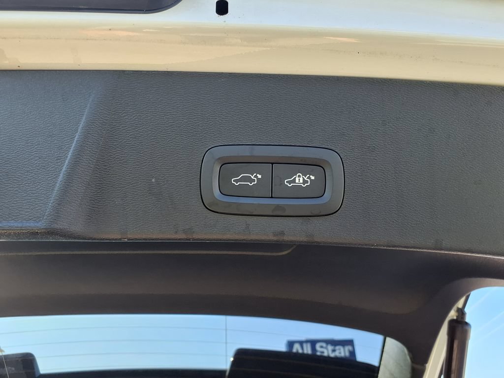 Certified 2023 Volvo XC40 B4 Plus w/ Climate Package FWD image 12