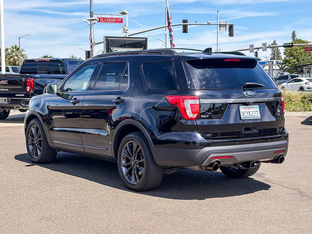 Used 2017 Ford Explorer XLT w/ Equipment Group 202A FWD image 2