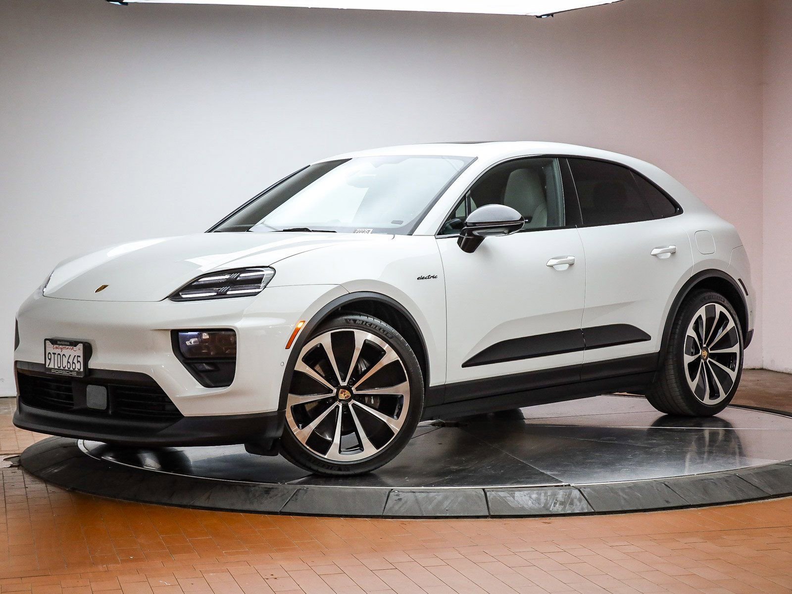 Certified 2025 Porsche Macan Electric image 1