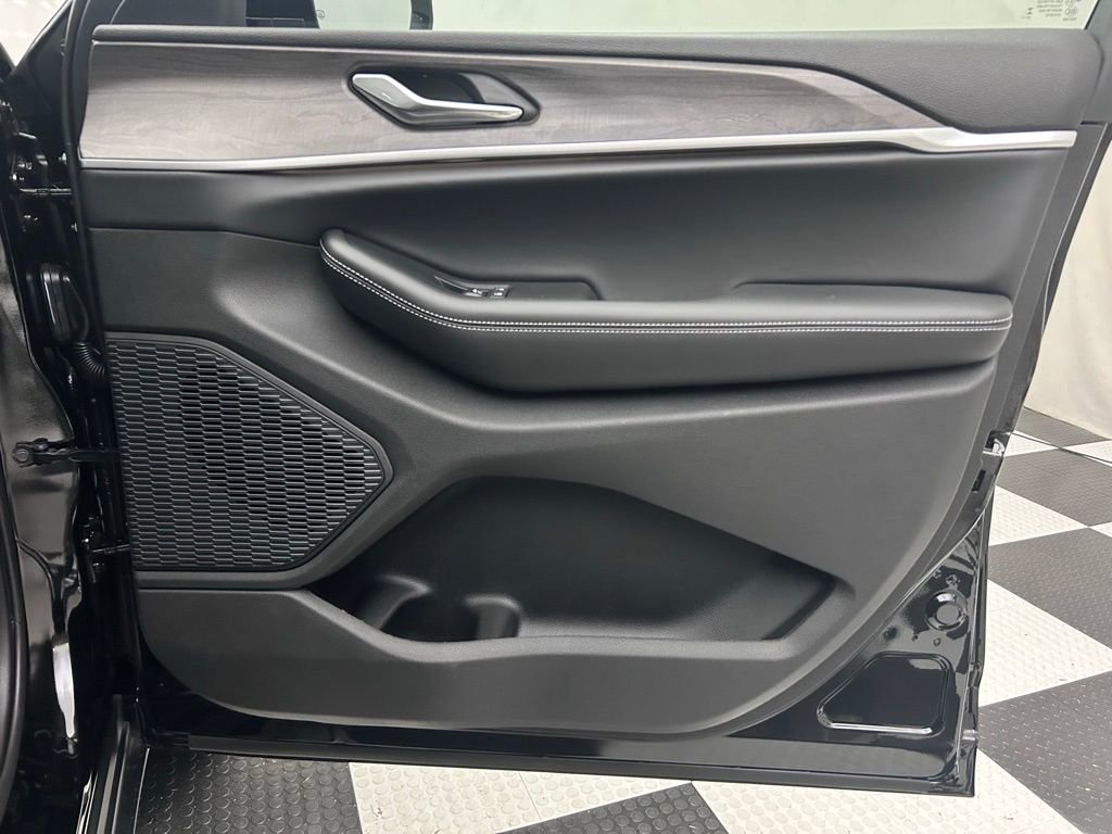 New 2025 Jeep Grand Cherokee L Limited image 18