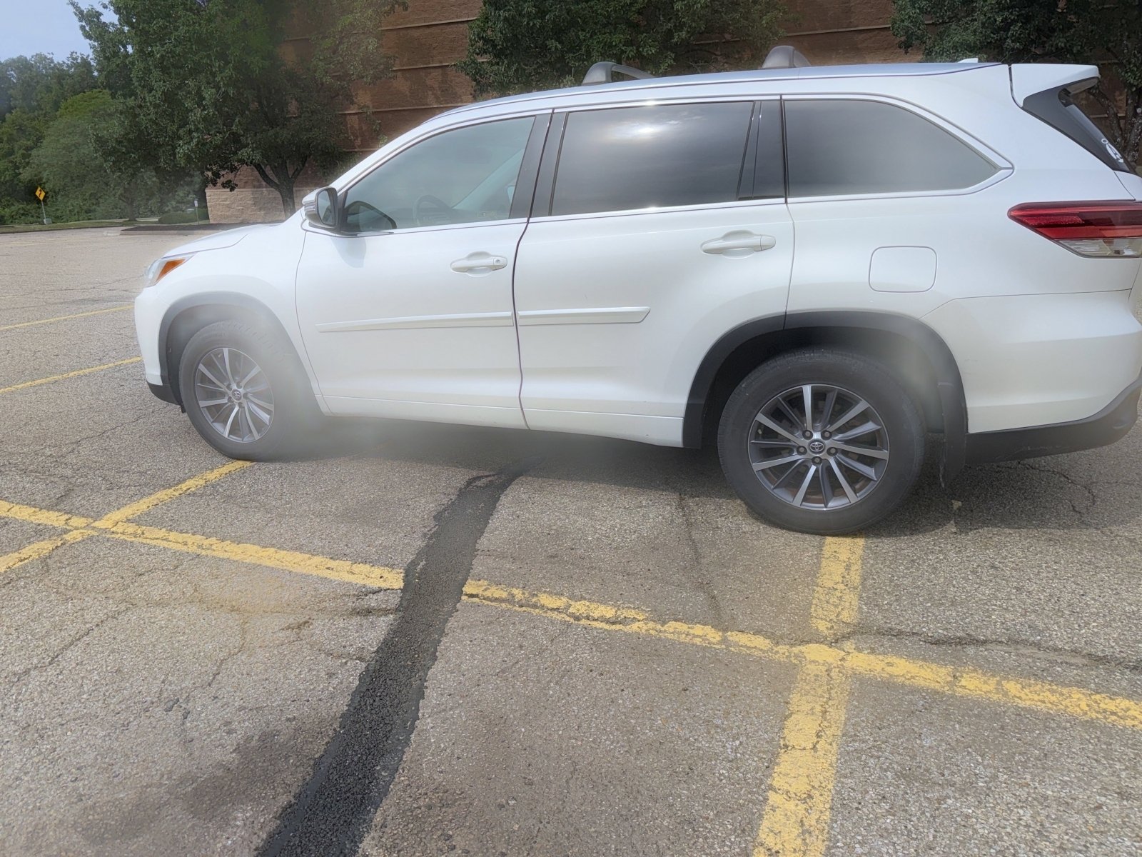 Used 2018 Toyota Highlander XLE AWD/4WD image 17