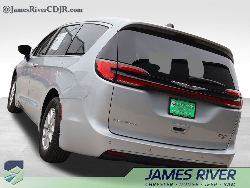 Used 2024 Chrysler Pacifica Touring-L image 3