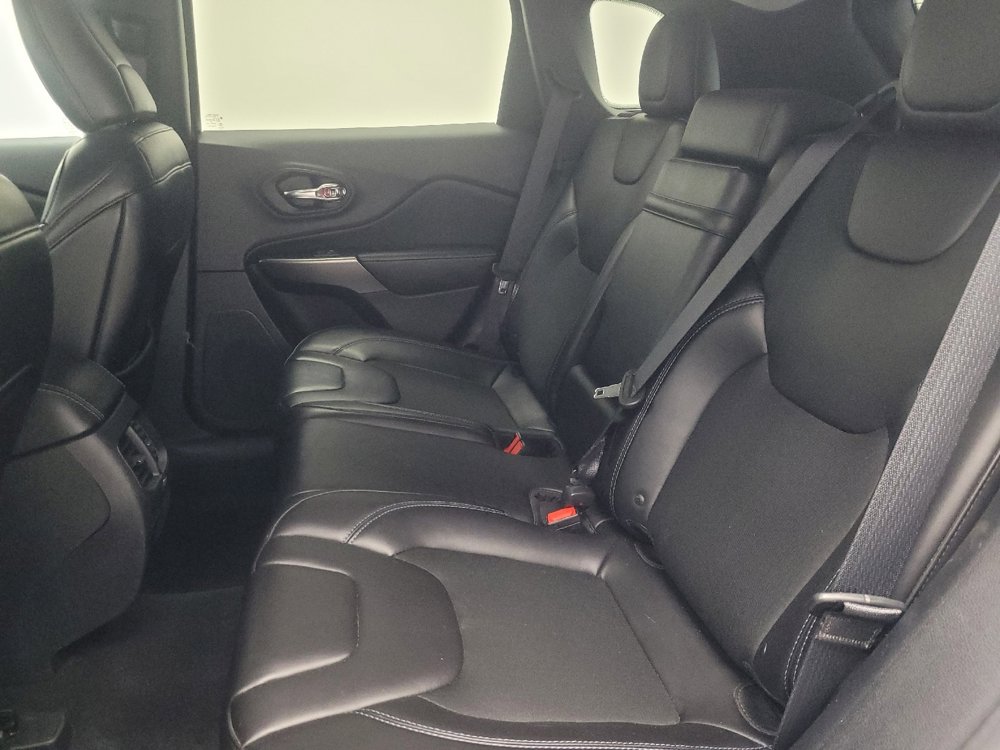 Used 2019 Jeep Cherokee Latitude Plus w/ Cold Weather Group AWD/4WD image 18