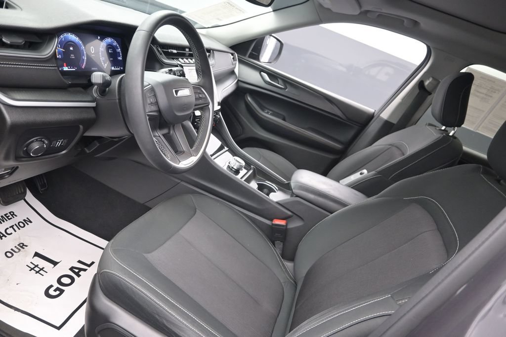 Used 2024 Jeep Grand Cherokee L Laredo RWD image 18