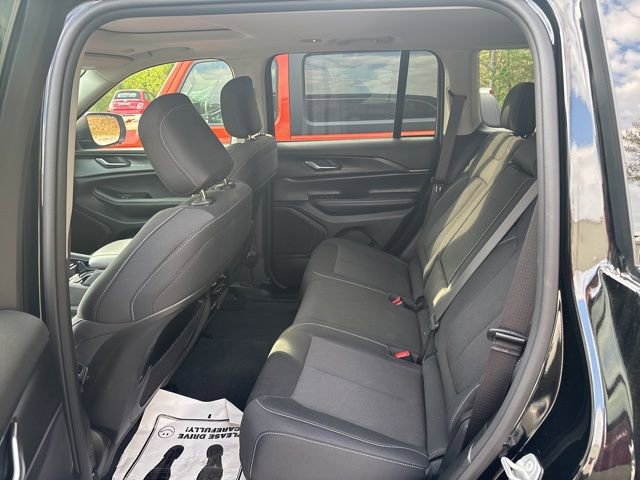 Used 2023 Jeep Grand Cherokee Laredo w/ Luxury Tech Group I AWD/4WD image 11