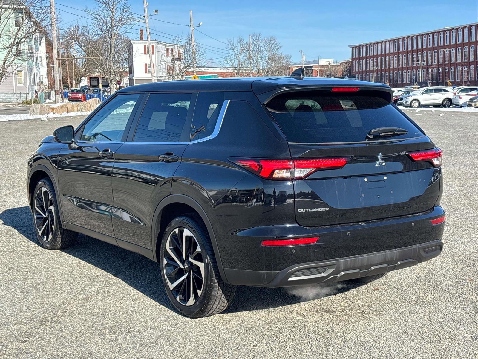 Used 2022 Mitsubishi Outlander ES image 3