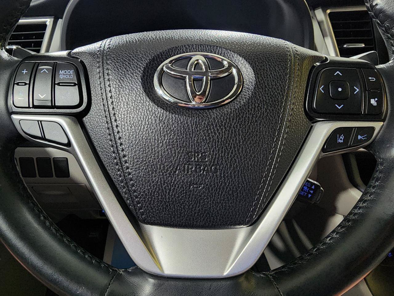 Used 2019 Toyota Highlander XLE AWD/4WD image 16