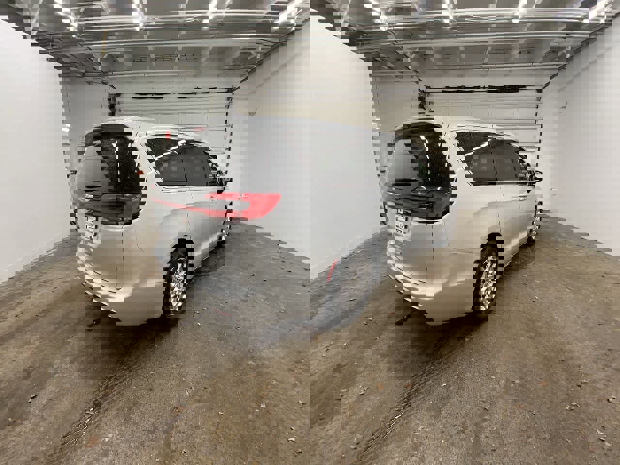 Used 2024 Chrysler Pacifica Touring-L image 6