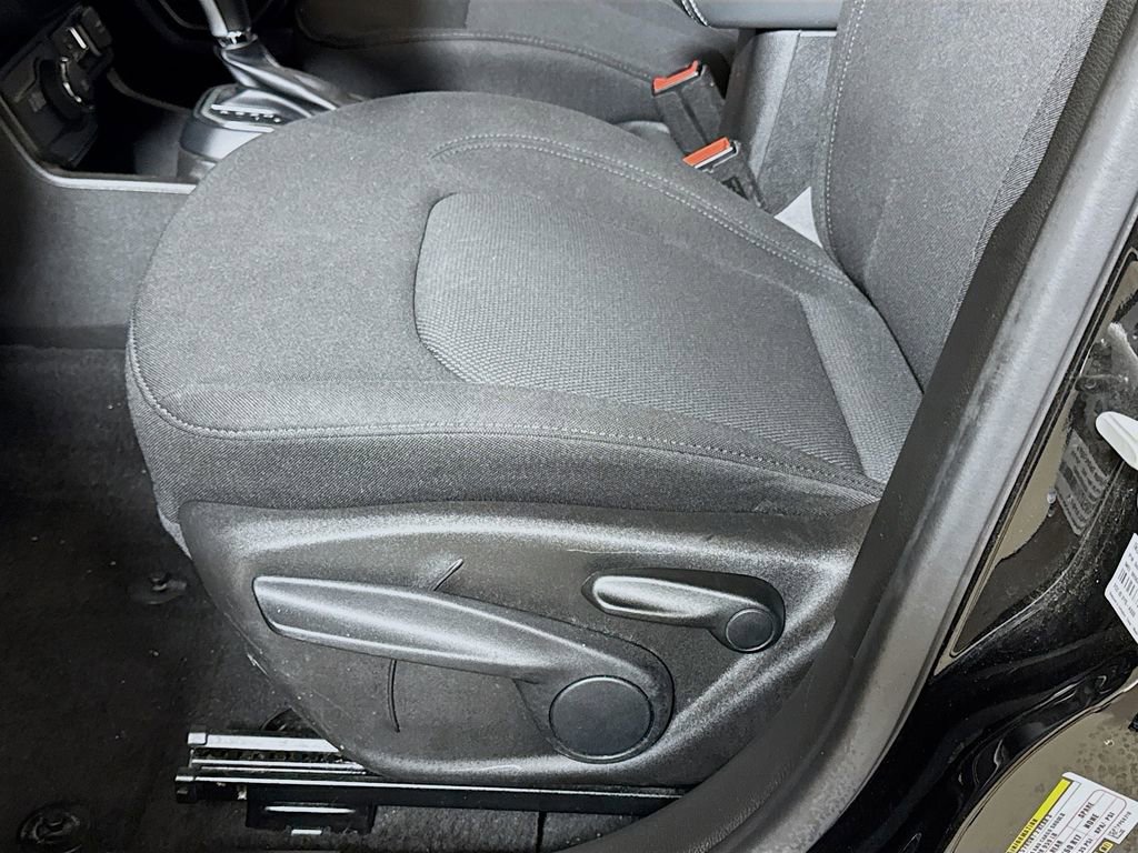 Used 2023 Jeep Renegade Latitude AWD/4WD image 17