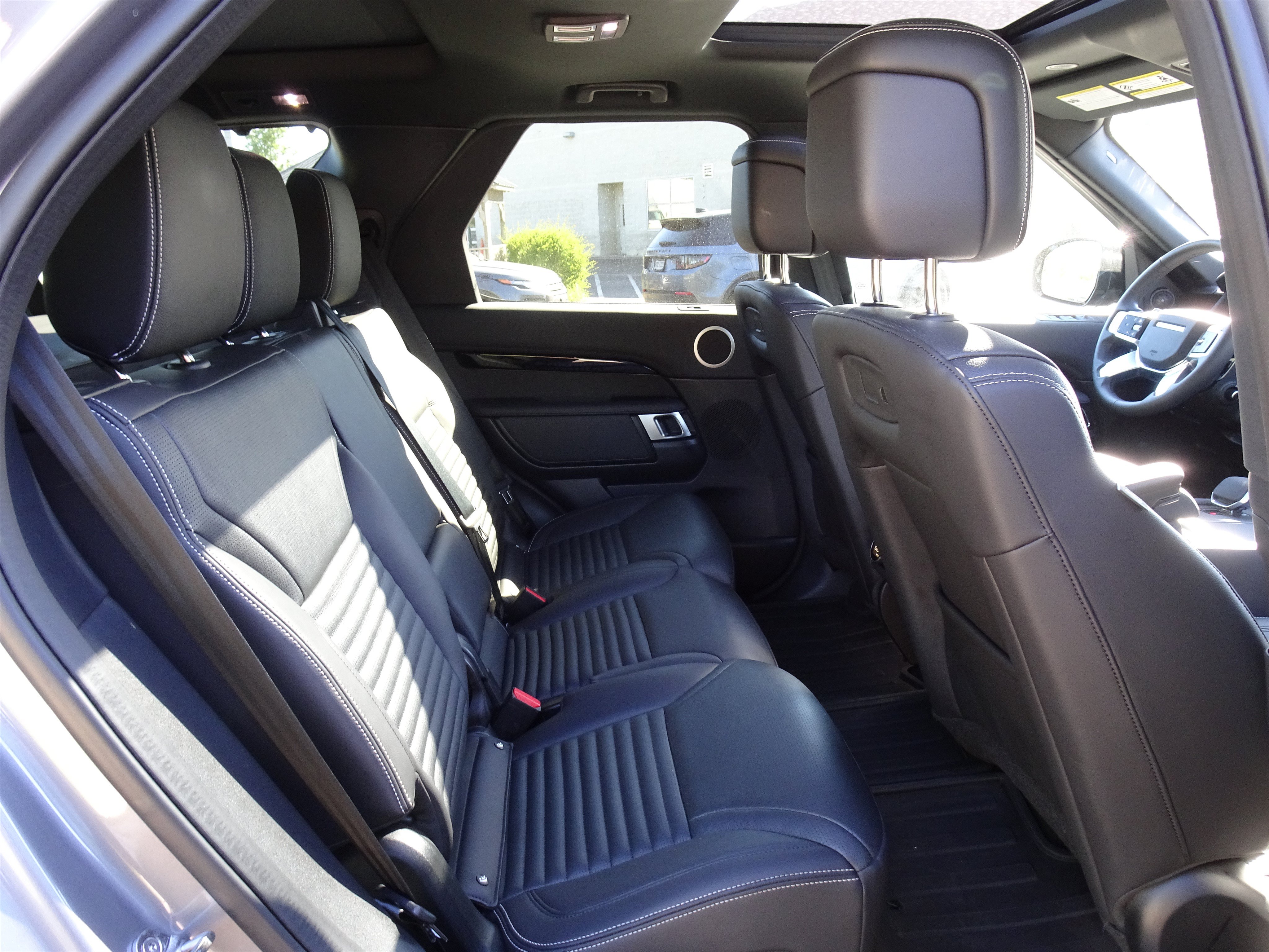 Certified 2025 Land Rover Discovery S AWD/4WD image 23