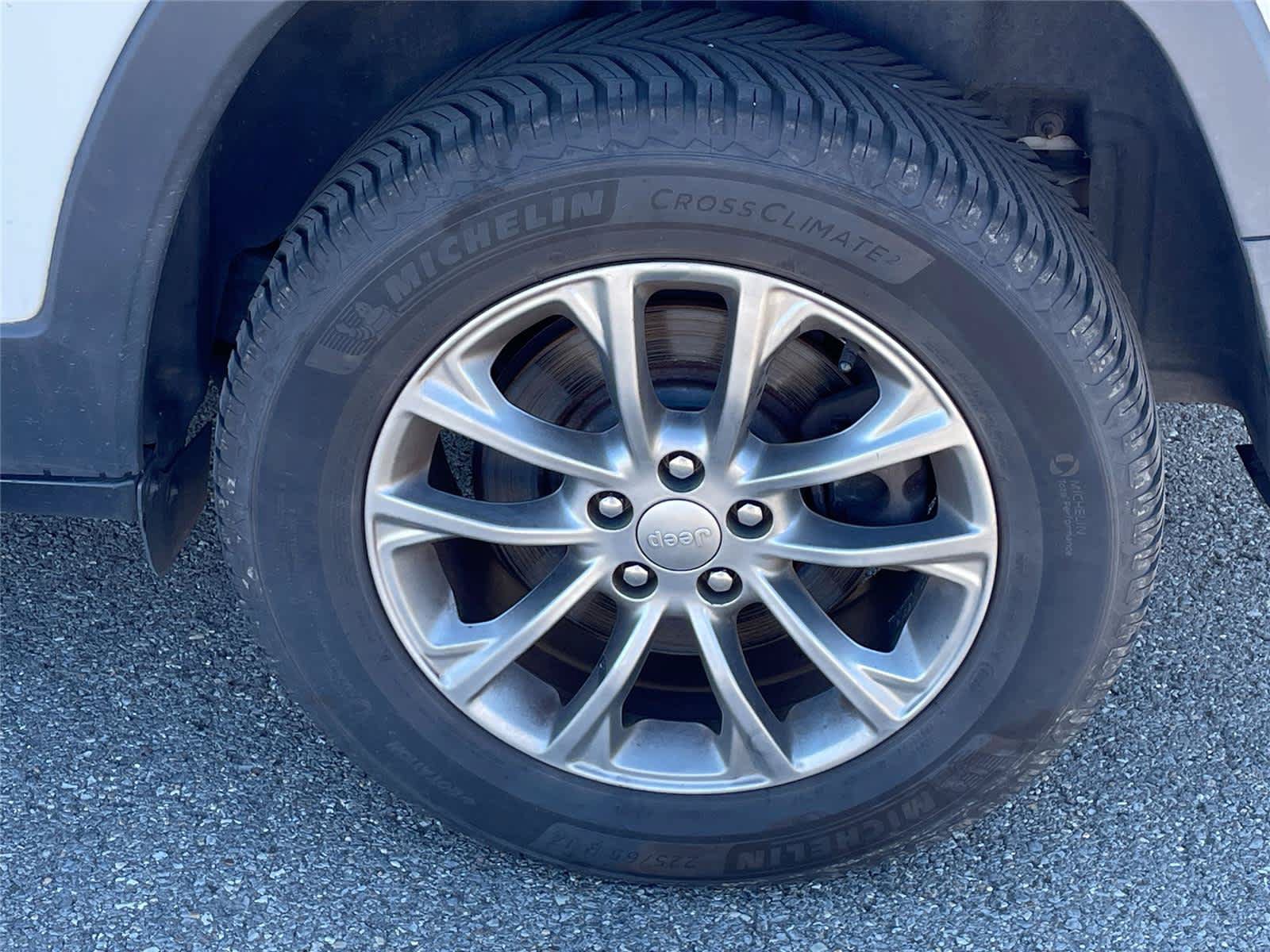 Used 2019 Jeep Cherokee Latitude Plus w/ Cold Weather Group AWD/4WD image 11