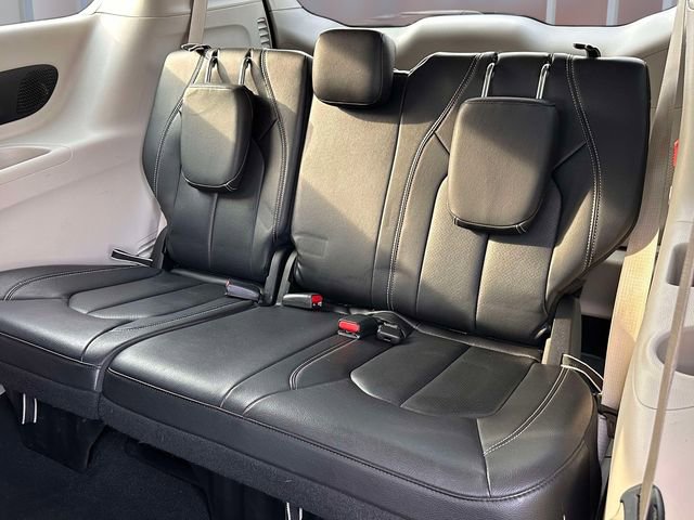 Used 2022 Chrysler Pacifica Touring-L w/ Uconnect Theater Family Group FWD image 17