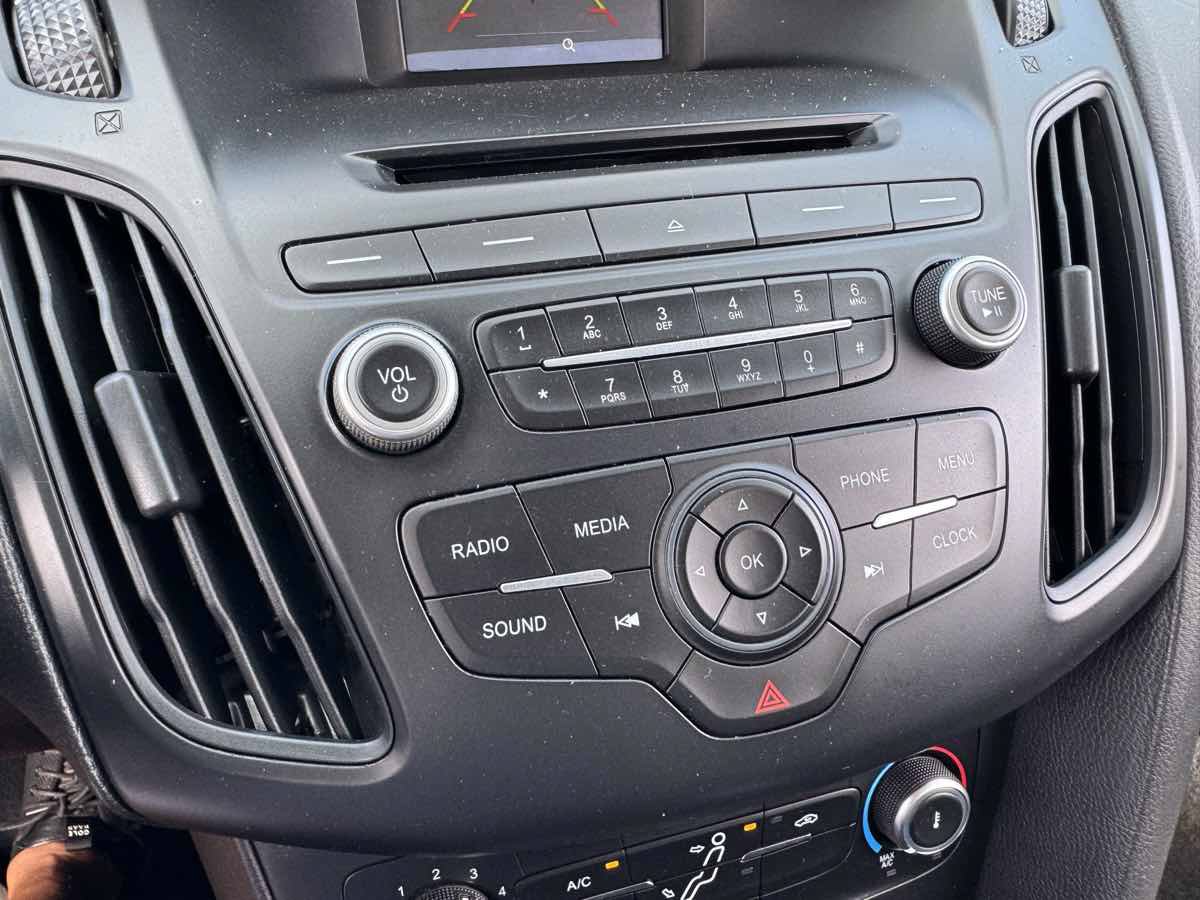 Used 2015 Ford Focus SE FWD image 30