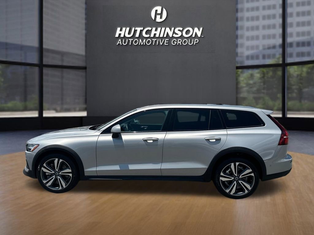 Used 2025 Volvo V60 B5 Cross Country Plus AWD/4WD image 4