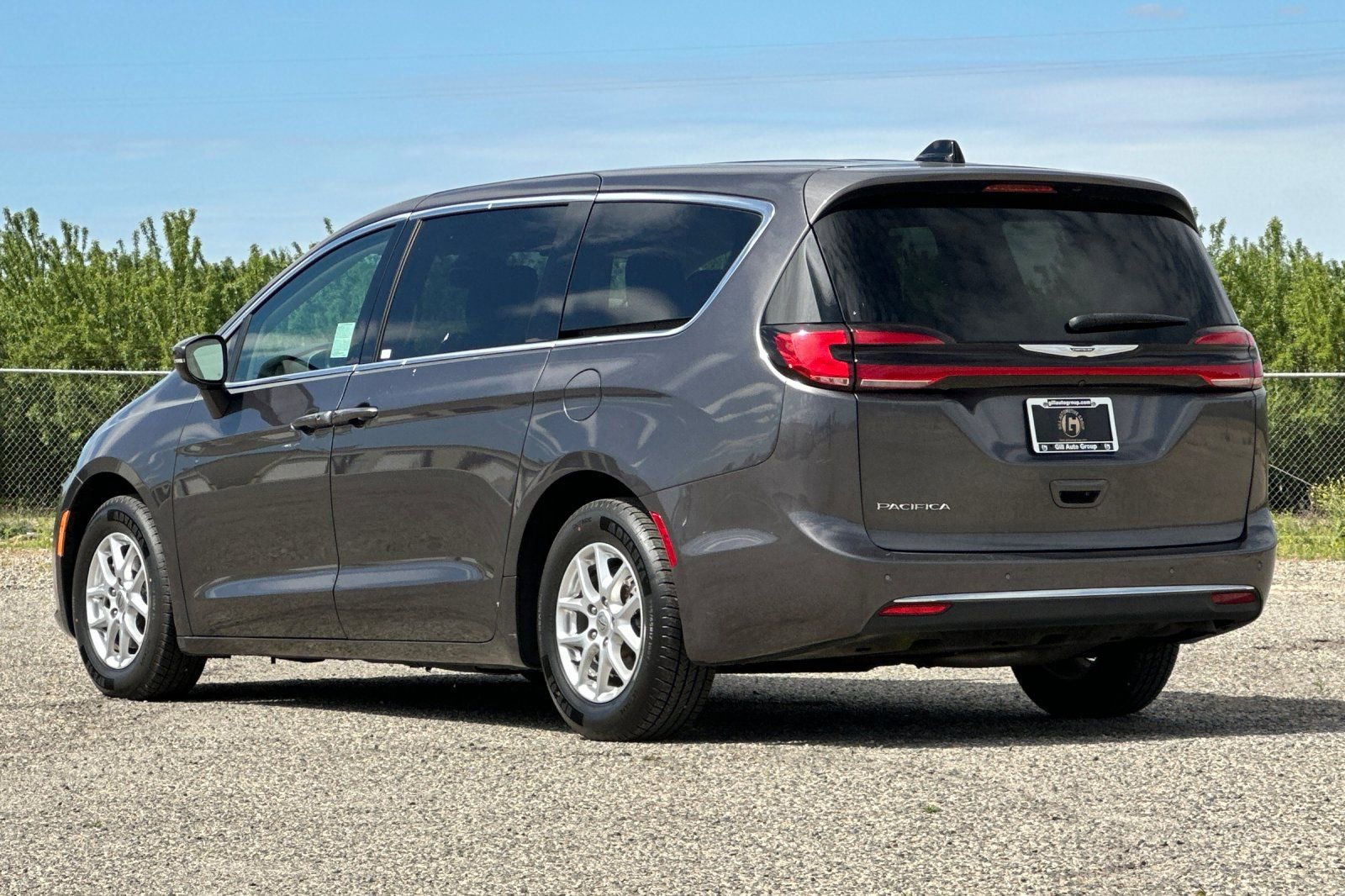 Used 2023 Chrysler Pacifica Touring-L FWD image 4