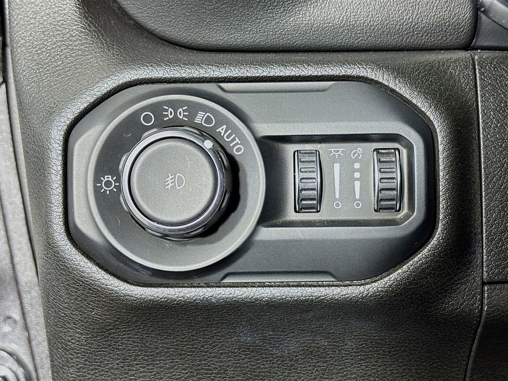 Used 2019 Jeep Wrangler Unlimited Sahara image 13