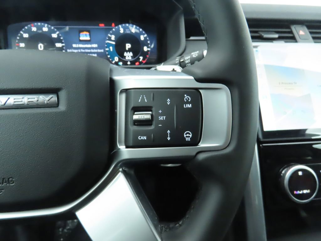 Used 2025 Land Rover Discovery S image 12