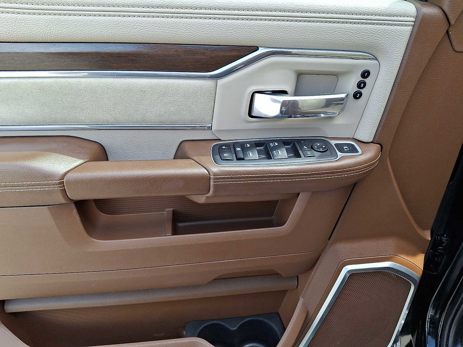 Used 2022 RAM 3500 Laramie AWD/4WD image 13