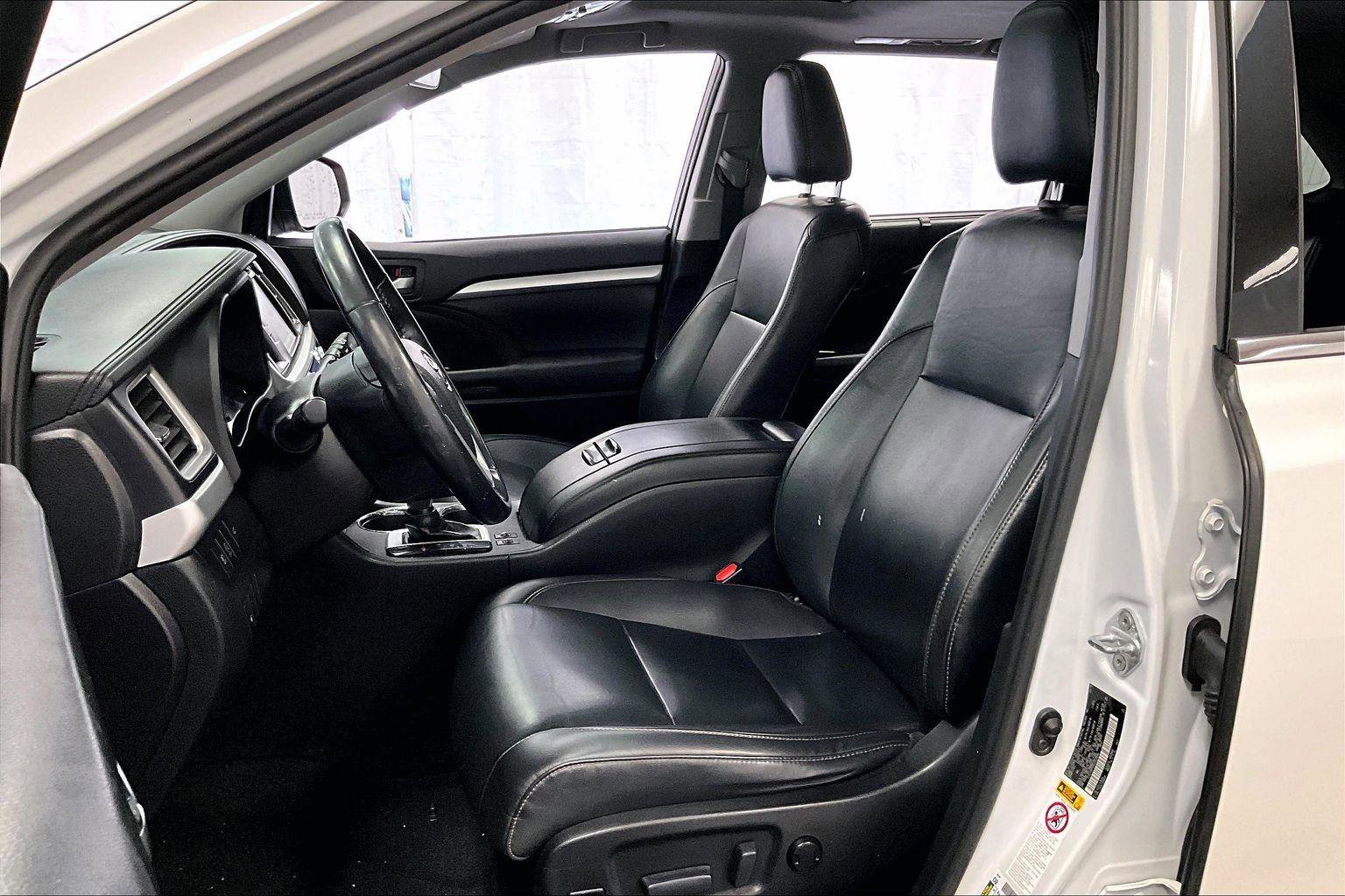 Used 2019 Toyota Highlander XLE image 24