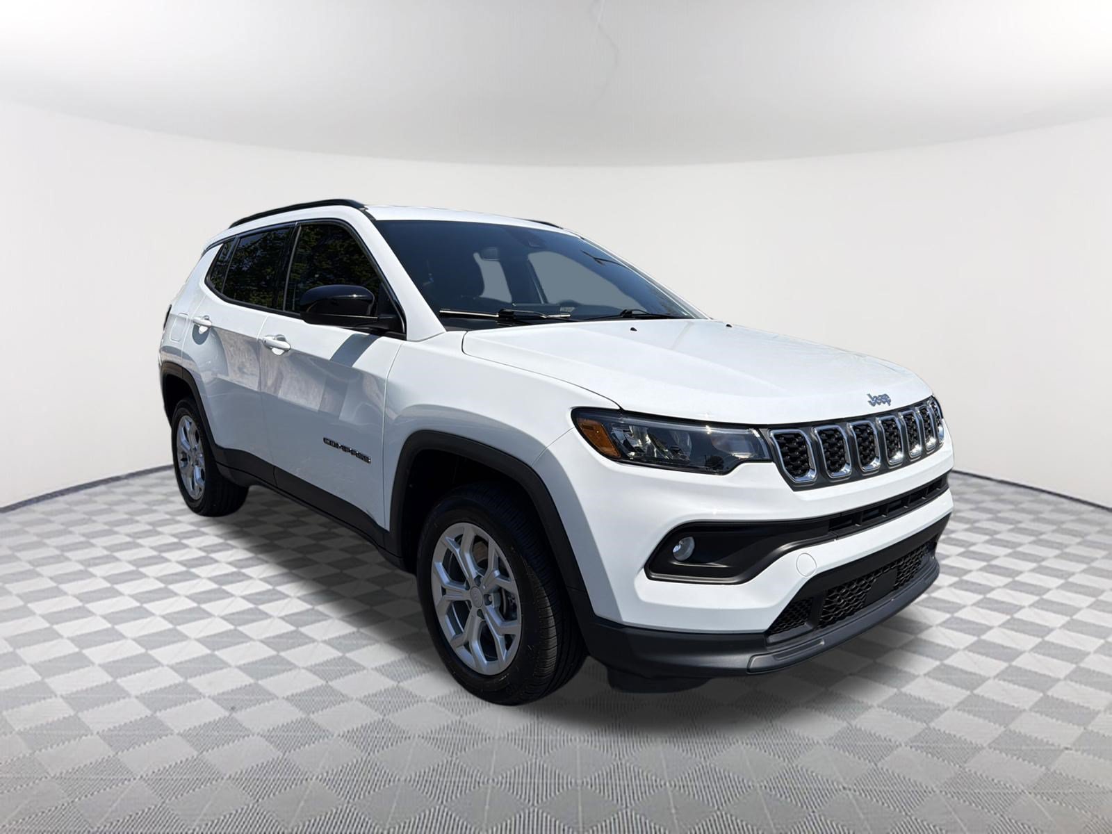 Used 2024 Jeep Compass Latitude AWD/4WD image 3