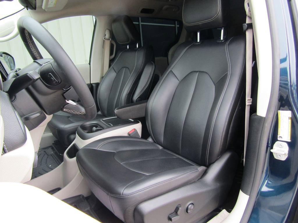 Used 2023 Chrysler Pacifica Touring-L image 22