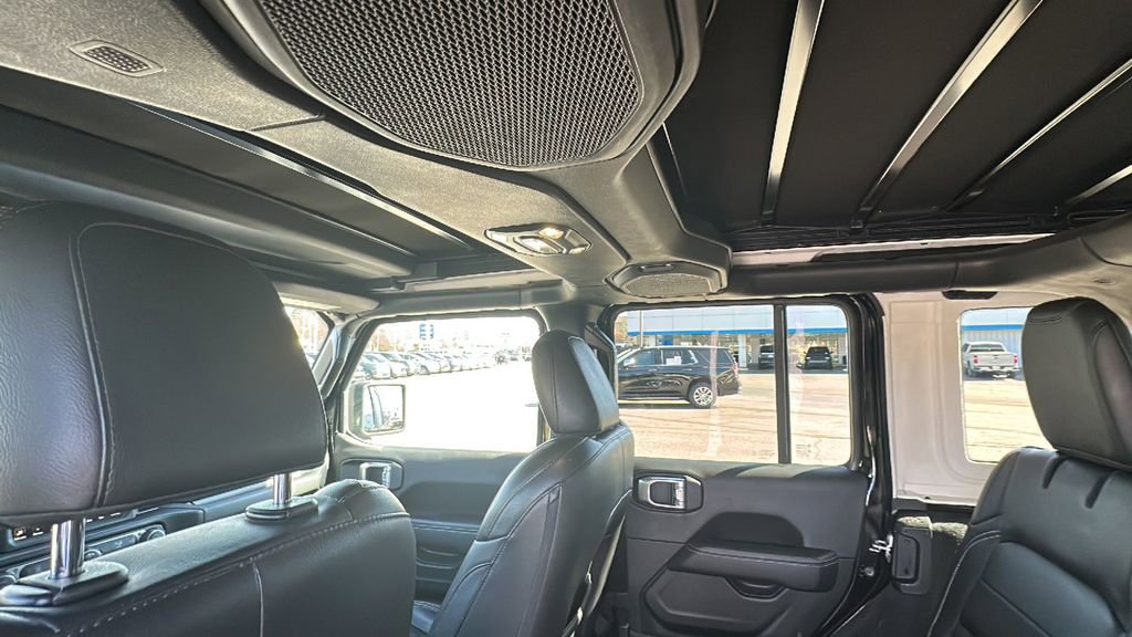 Used 2022 Jeep Wrangler Unlimited Sahara AWD/4WD image 17