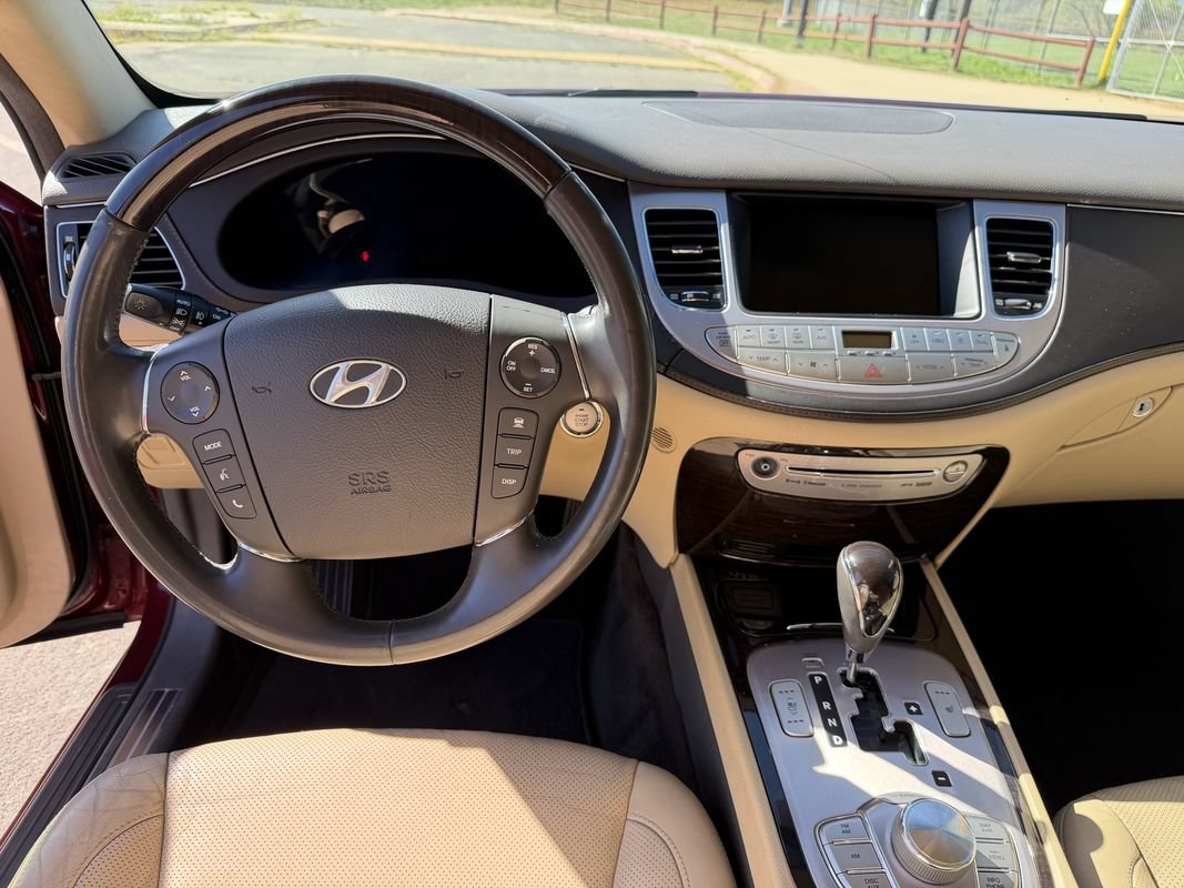 Used 2011 Hyundai Genesis 4.6 RWD image 12