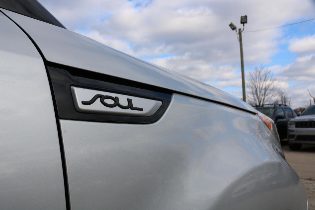 Used 2016 Kia Soul + FWD image 7