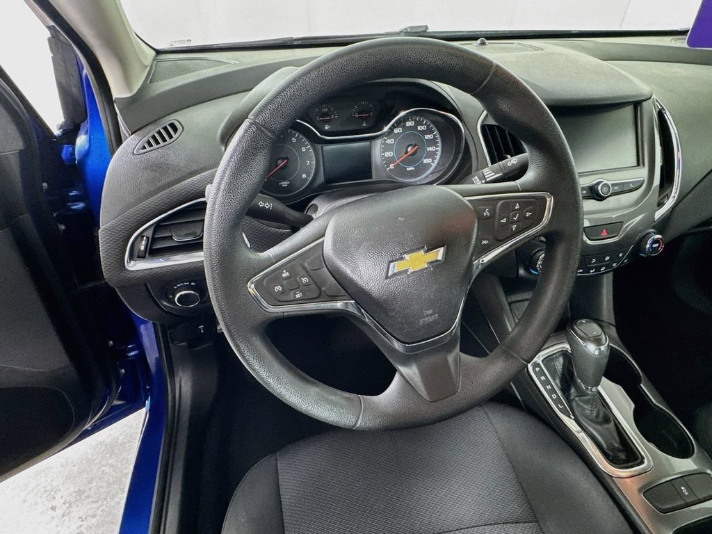 Used 2017 Chevrolet Cruze LT w/ Convenience Package FWD image 11