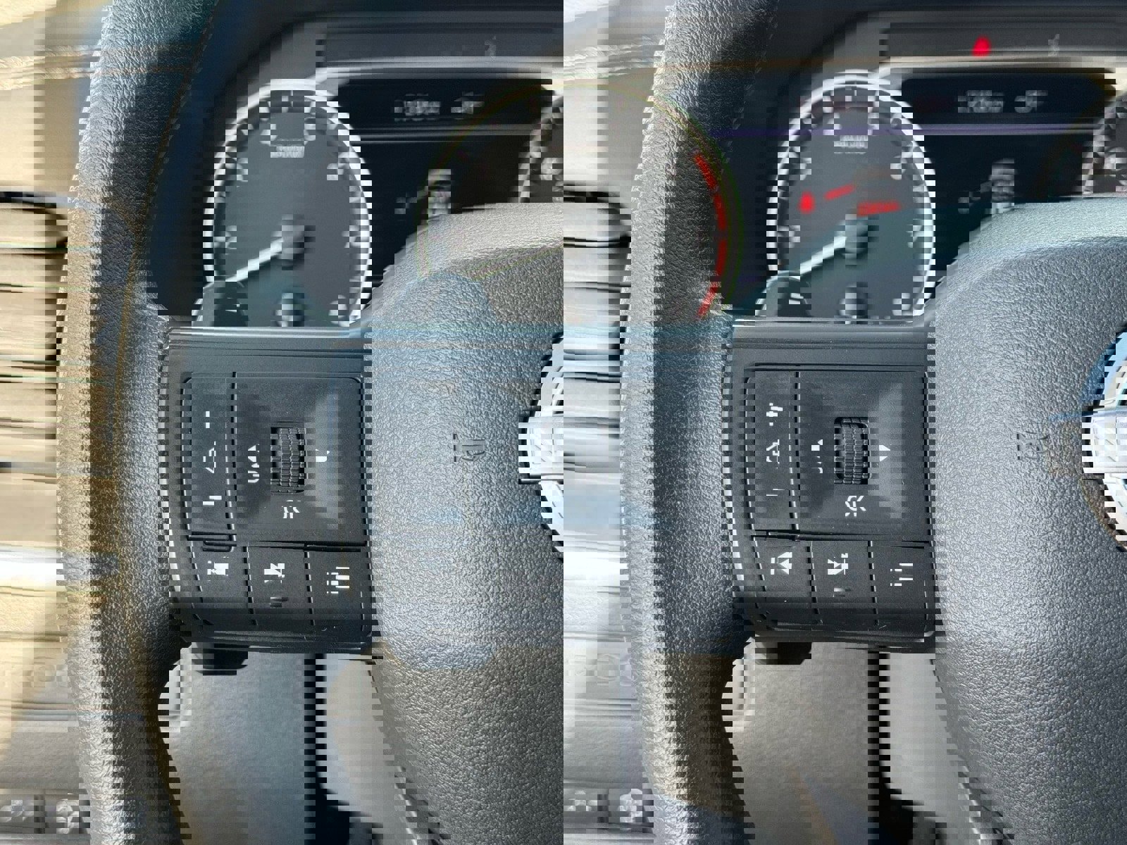 Used 2025 Nissan Rogue S image 24