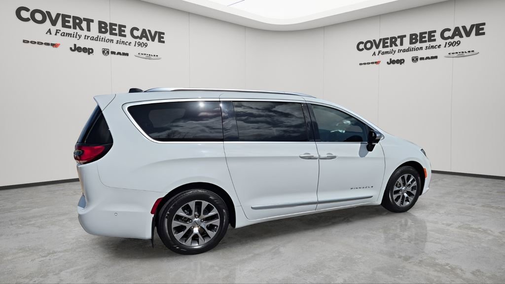 Used 2023 Chrysler Pacifica Pinnacle image 10