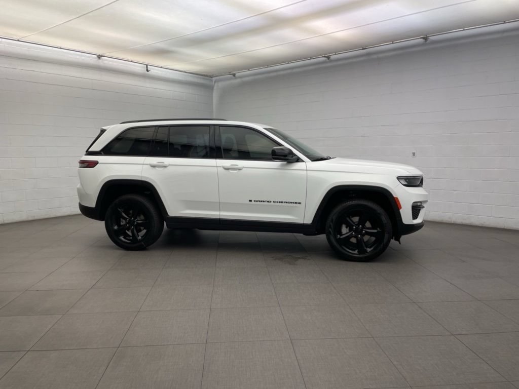 New 2025 Jeep Grand Cherokee Limited w/ Luxury Tech Group II RWD image 2