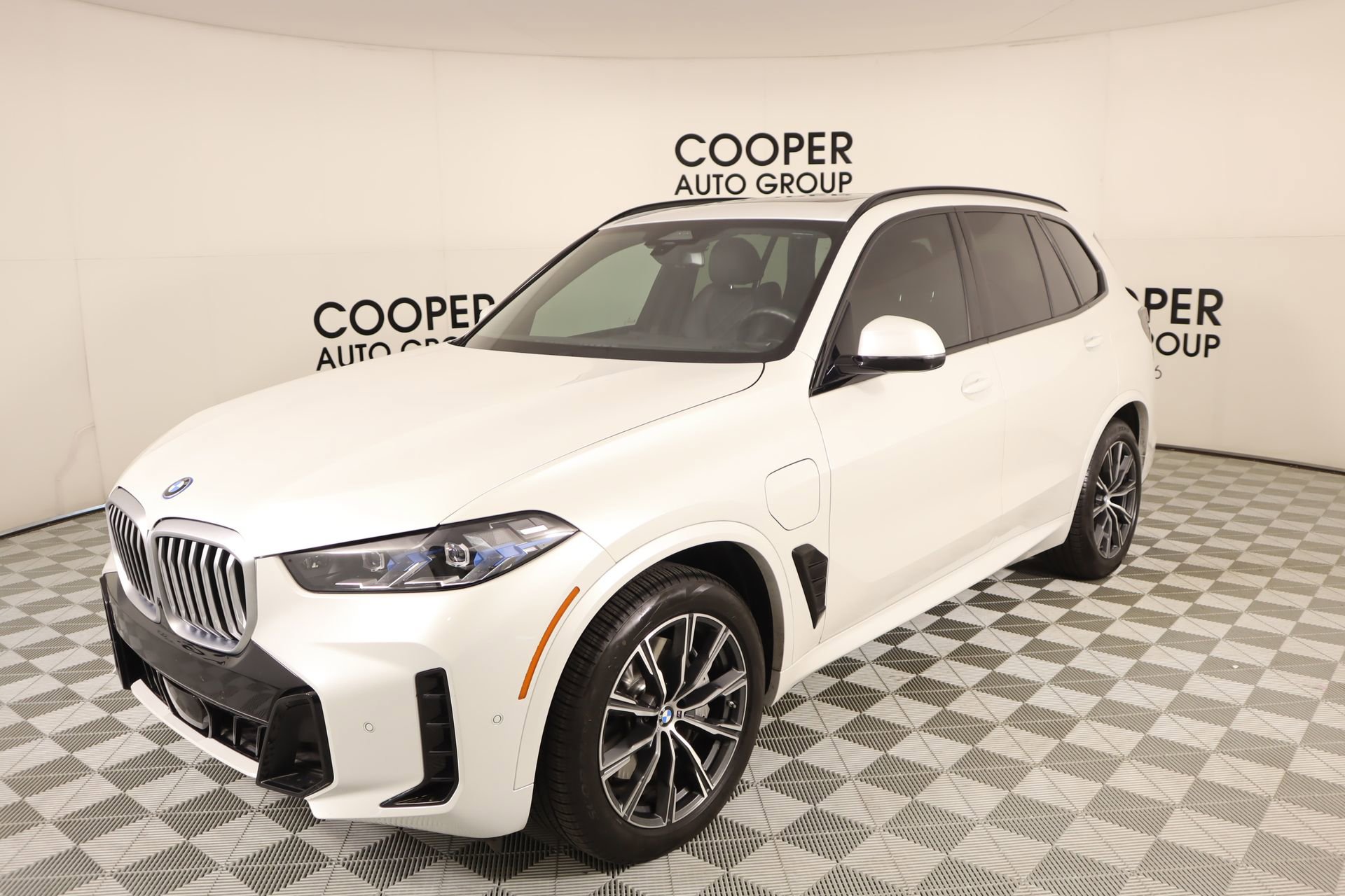 Used 2026 BMW X5 xDrive50e w/ M Sport Package image 11