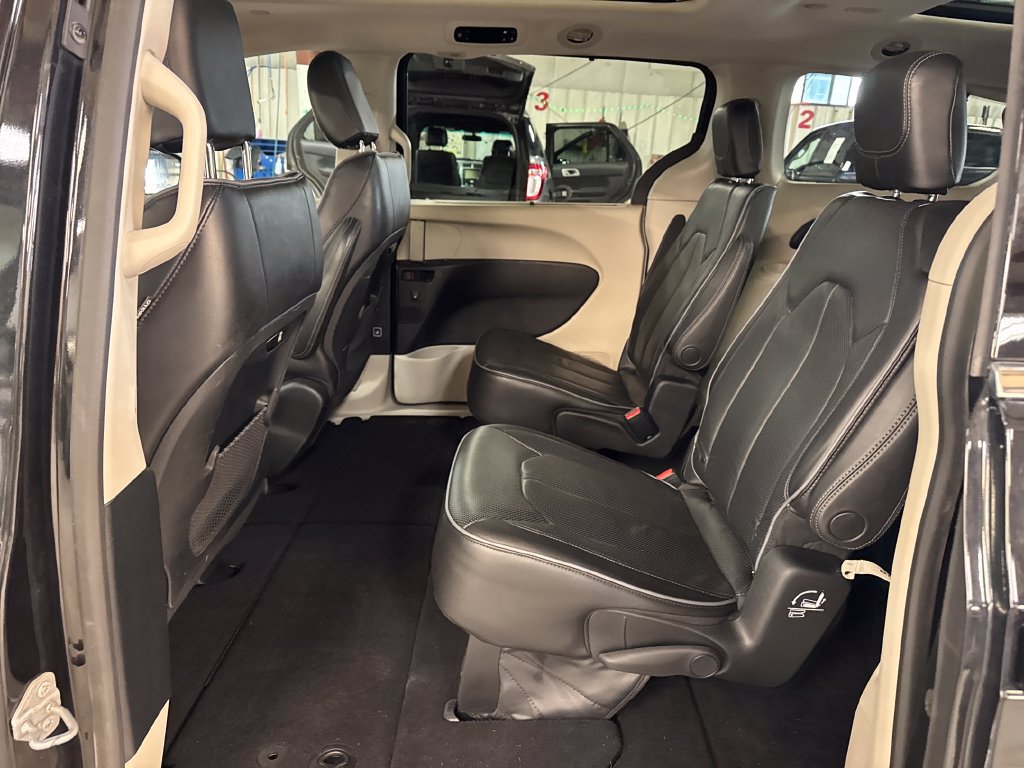 Used 2017 Chrysler Pacifica Limited FWD image 26