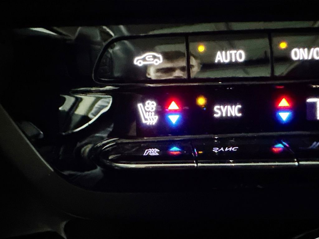 Used 2022 Buick Envision Avenir w/ Technology Package II image 19