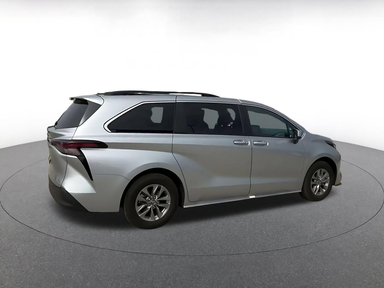 Used 2025 Toyota Sienna XLE FWD image 13