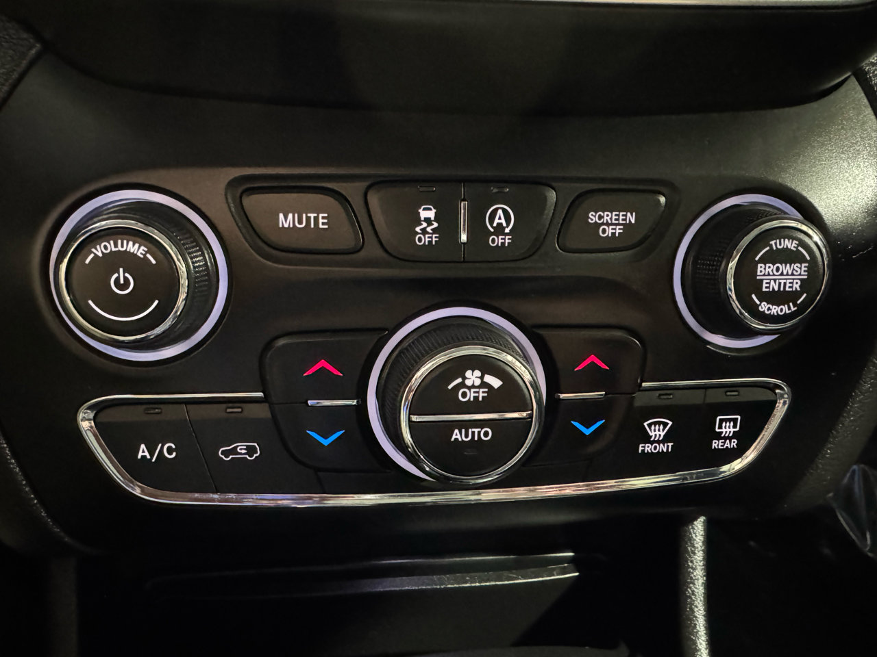 Used 2019 Jeep Cherokee Latitude Plus w/ Comfort/Convenience Group image 11