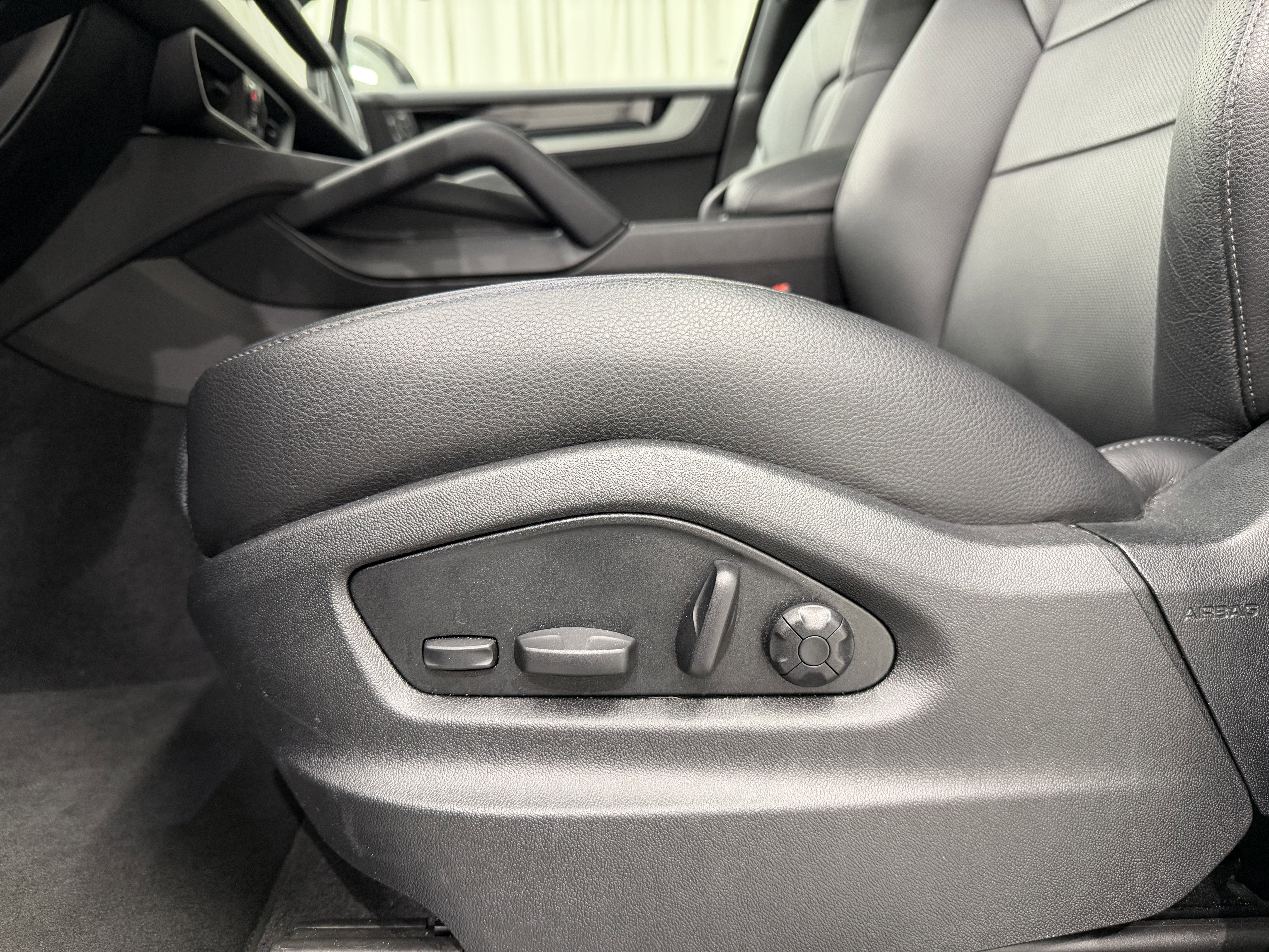 Certified 2025 Porsche Cayenne image 31