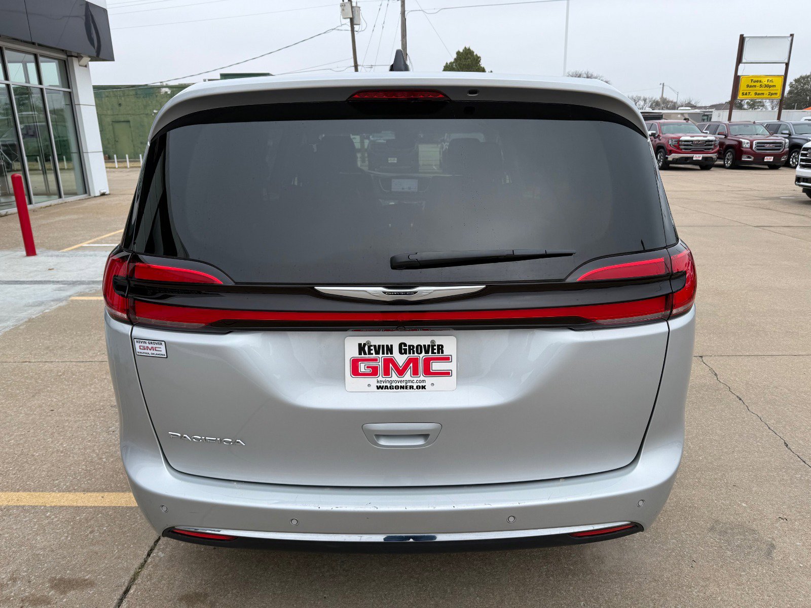 Used 2024 Chrysler Pacifica Touring-L image 4