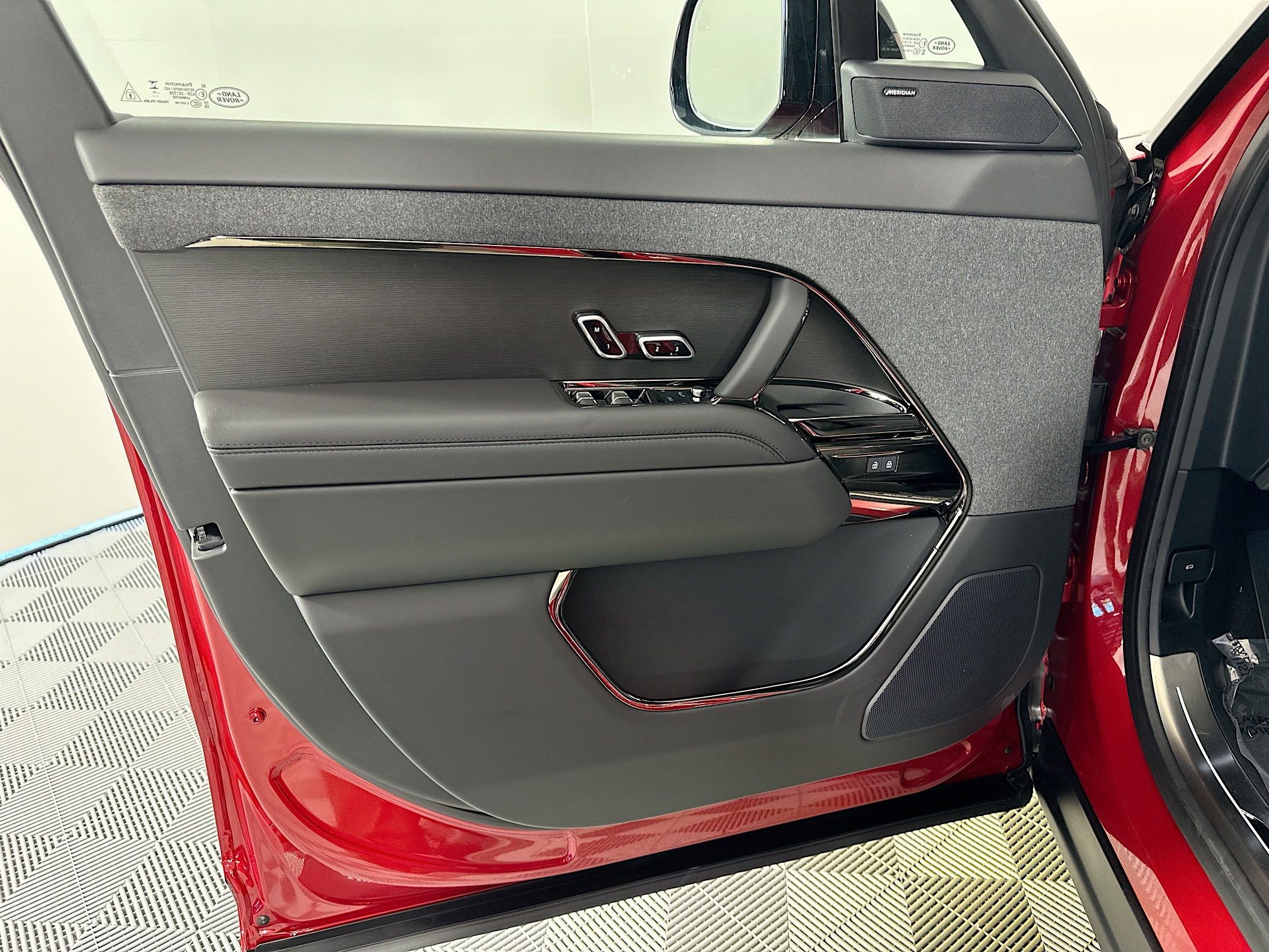 Used 2026 Land Rover Range Rover Sport SE image 14